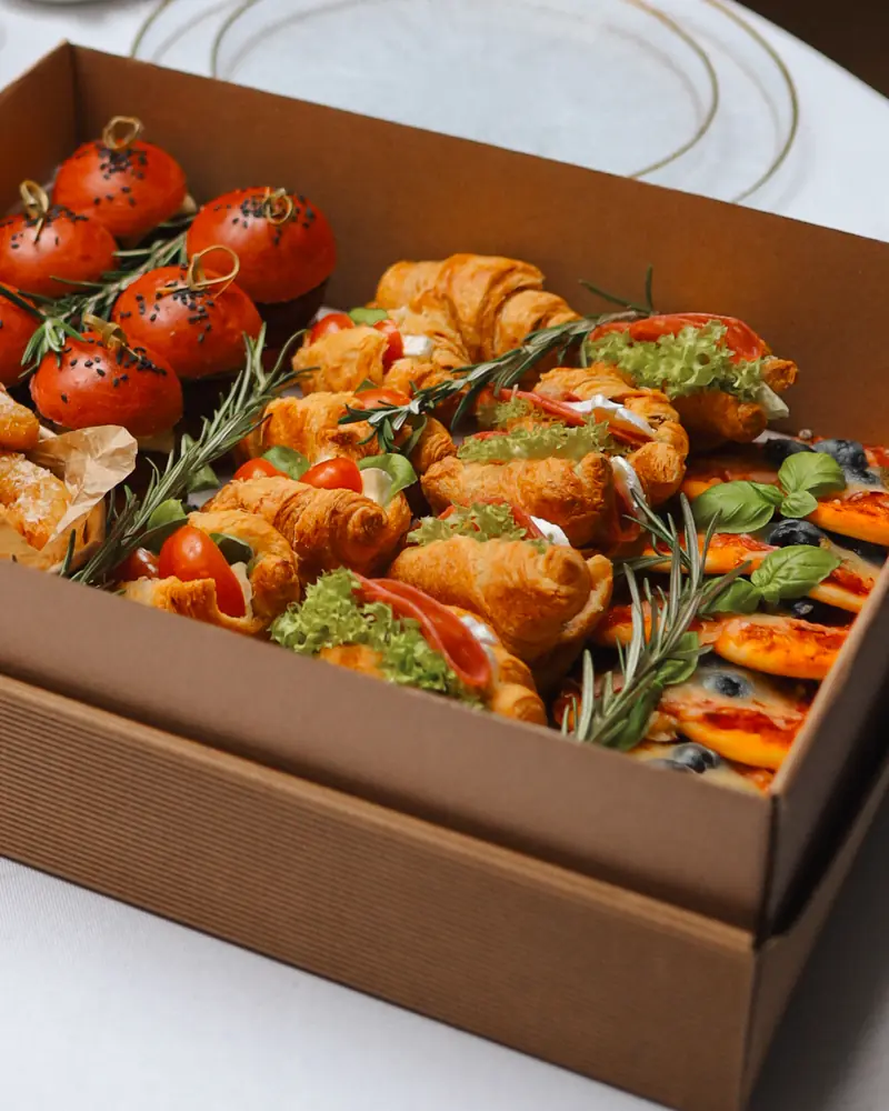 Box z mini croissantami i pomidorkami